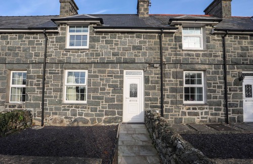 Llanystumdwy Cottage | GWYNLE - Romantic Getaway with Oceanfront Garden Views