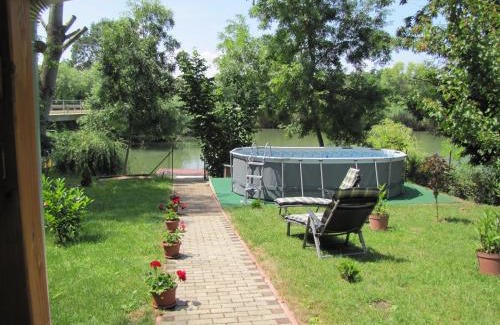 Gyomaendrod House | Gyöngyház Nyaraló: Pet-Friendly Retreat with Pool