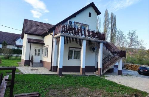 Vonyarcvashegy Apartment | Pet-Friendly Gyöngyike Apartmanház with Oceanfront Views
