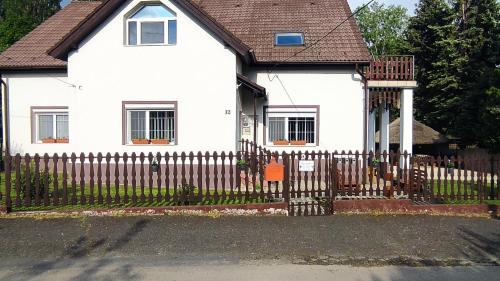 Vonyarcvashegy Apartment | Pet-Friendly Gyöngyike Apartmanház with Oceanfront Views