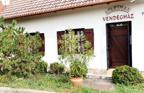 Szigetvar Apartment | Welcoming Gyöngyvendégház: Pet-Friendly Family Retreat