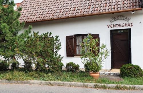Szigetvar Apartment | Welcoming Gyöngyvendégház: Pet-Friendly Family Retreat