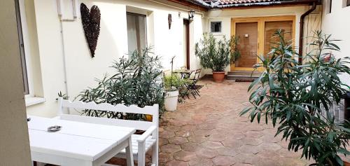 Szigetvar Apartment | Welcoming Gyöngyvendégház: Pet-Friendly Family Retreat