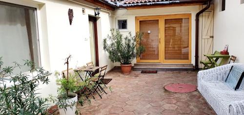 Szigetvar Apartment | Welcoming Gyöngyvendégház: Pet-Friendly Family Retreat