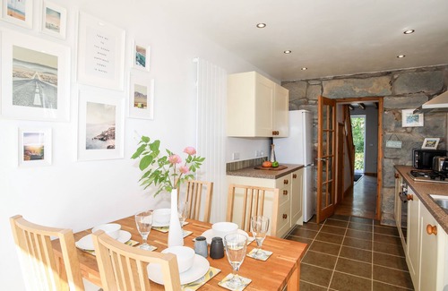 Llanystumdwy Cottage | Cozy GYDA'R LLIF: Pet-Friendly Cottage in Criccieth
