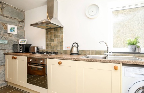 Llanystumdwy Cottage | Cozy GYDA'R LLIF: Pet-Friendly Cottage in Criccieth