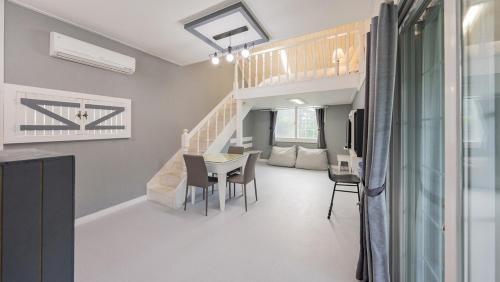 Gyeongju House | Artistic Haven: Gyeongju Pension with Pool & Family-Friendly Fun