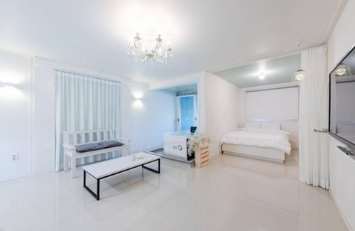 Gyeongju House | Gyeongju J-the Garden Pension: Family-Friendly Retreat with Pool