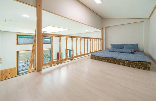 Gyeongju House | Gyeongju Jayeon Pension: Family-Friendly Retreat with Kitchen
