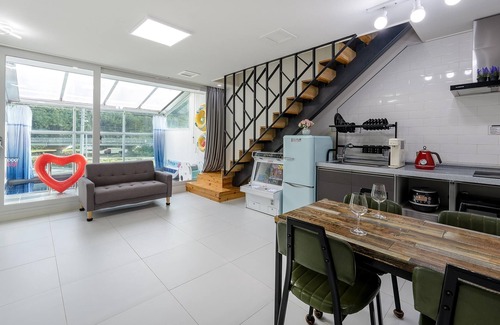 Gyeongju House | Family-Friendly Gyeongju Joypoolvilla with Pool and Kitchen