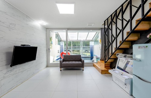 Gyeongju House | Family-Friendly Gyeongju Joypoolvilla with Pool and Kitchen