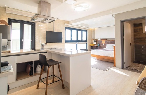 Gyeongju House | Tranquil Gyeongju Luna Piena Pool Villa for Families