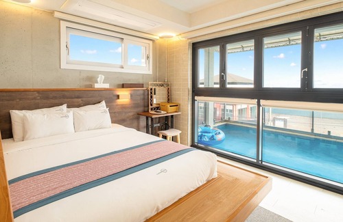Gyeongju House | Tranquil Gyeongju Luna Piena Pool Villa for Families