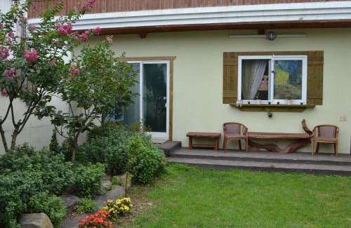 Gyeongju House | Welcoming Gyeongju Momojane Guesthouse with Family Amenities