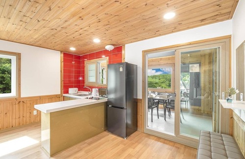 Gyeongju House | Family-Friendly Gyeongju Themandi Pension with Pool Access