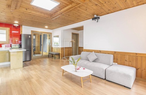 Gyeongju House | Family-Friendly Gyeongju Themandi Pension with Pool Access