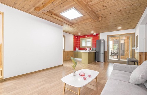Gyeongju House | Family-Friendly Gyeongju Themandi Pension with Pool Access