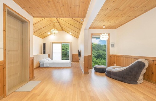 Gyeongju House | Family-Friendly Gyeongju Themandi Pension with Pool Access