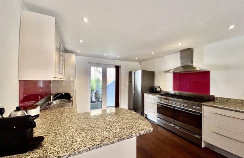 Maenporth House | Steps from Gyllyngvase Beach with Ocean Views and Pool