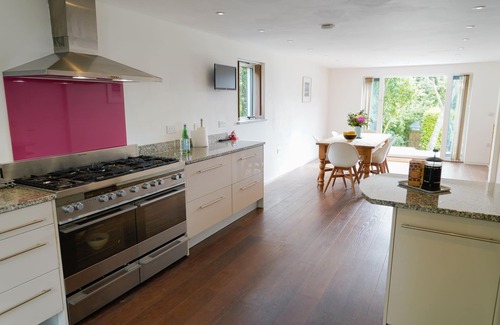 Maenporth House | Beachfront Retreat: Gylly Beach Falmouth for 8 Guests