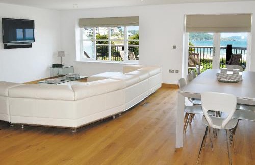 Maenporth House | Unforgettable Gylly Beach View - 5-Star Family Retreat