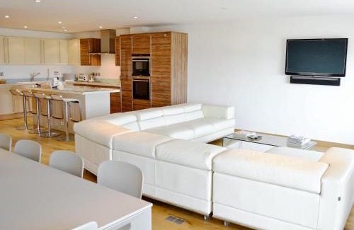 Maenporth House | Unforgettable Gylly Beach View - 5-Star Family Retreat