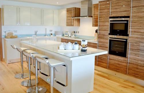 Maenporth House | Unforgettable Gylly Beach View - 5-Star Family Retreat