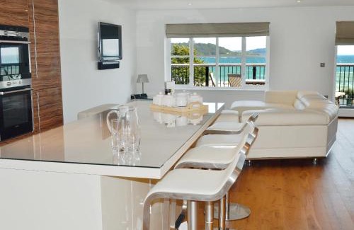 Maenporth House | Unforgettable Gylly Beach View - 5-Star Family Retreat