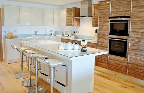 Maenporth Cottage | Oceanfront 3 Bedroom Falmouth Retreat with Breakfast & Views