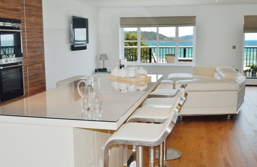 Maenporth Cottage | Oceanfront 3 Bedroom Falmouth Retreat with Breakfast & Views