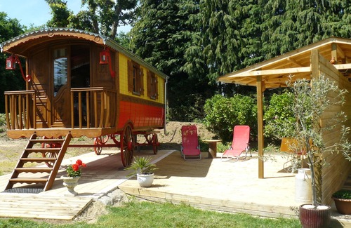 Pluvigner Bed & Breakfast | Cozy Gypsy Caravan Near Beautiful Beaches & Family Amenities