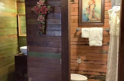 Round Top Apartment | Guest Rated 9.8! Gypsy Room at The 303 with Breakfast