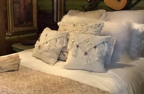Round Top Apartment | Guest Rated 9.8! Gypsy Room at The 303 with Breakfast