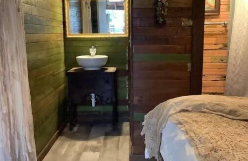 Round Top Apartment | Guest Rated 9.8! Gypsy Room at The 303 with Breakfast