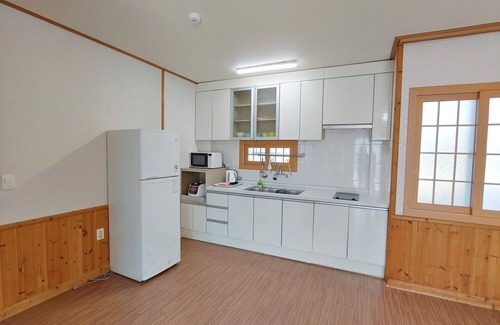 Namwon House | Budget-Friendly Gyul House: Family Stay with Breakfast & Kitchen