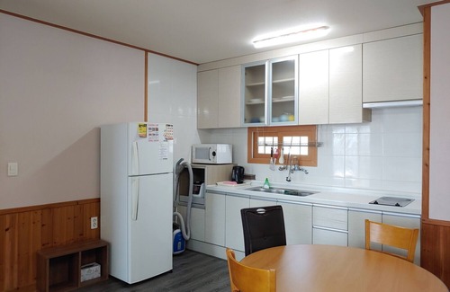 Namwon House | Budget-Friendly Gyul House: Family Stay with Breakfast & Kitchen