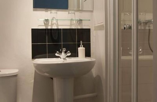 Eastbourne City Centre House | Highly Rated Gyves Guest House with Spa and Breakfast