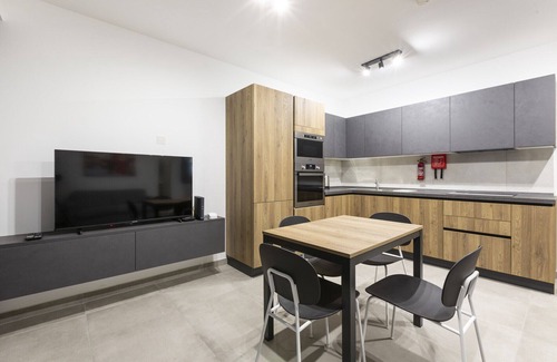 Gzira Apartment | Gzira Suite 13: Guest Rated 10/10 with Kitchen & Breakfast