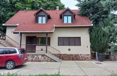 Revfulop House | Pet-Friendly Haven: Háromfenyő Apartman with 9.3 Rating