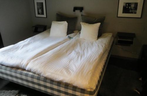 Vasterhaninge Hotel | Discover Hereinge Slott: Pet-Friendly Hotel with Ocean Views