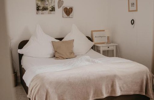 Jenhorst Apartment | Family-Friendly Ferienwohnung Häserhof with Great Amenities