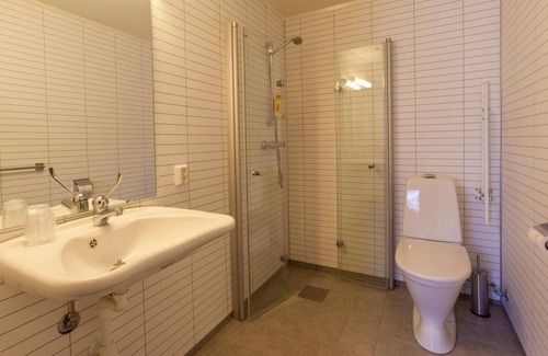 Kafjord House | Håkon Gjestehus: Family-Friendly Haven with Top Amenities