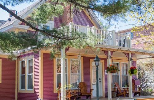 Granby Bed & Breakfast | Pet-Friendly Hébergement Touristique with Pool & Kitchen