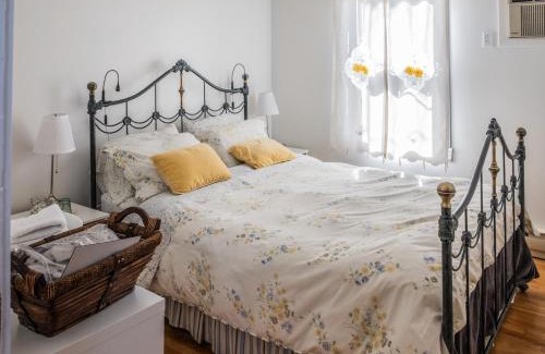 Granby Bed & Breakfast | Pet-Friendly Hébergement Touristique with Pool & Kitchen