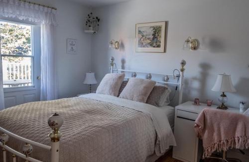Granby Bed & Breakfast | Pet-Friendly Hébergement Touristique with Pool & Kitchen