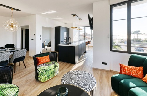Saint-Georges-de-Didonne Apartment | Héra: Sea View 5-Star Hotel with Child-Friendly Amenities