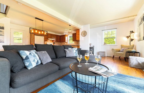 Cap-a-l'Aigle Ski Chalet | Relax at Hôtel à la maison - Les Hibiscus with Spa & Views