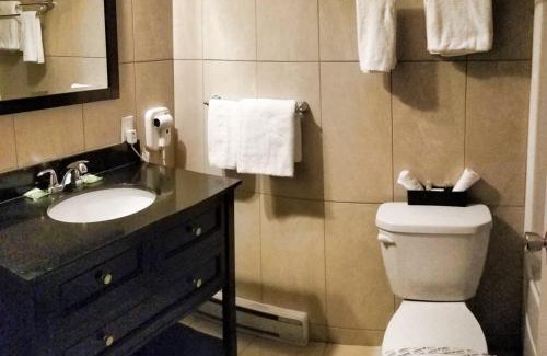 Amos Hotel | Budget-Friendly Hôtel Écono-One with Family Amenities