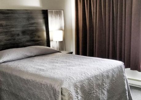 Amos Hotel | Budget-Friendly Hôtel Écono-One with Family Amenities
