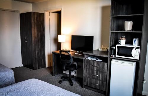 Amos Hotel | Budget-Friendly Hôtel Écono-One with Family Amenities